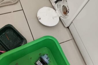 ドラム式洗濯機：排水フィルターの掃除手順