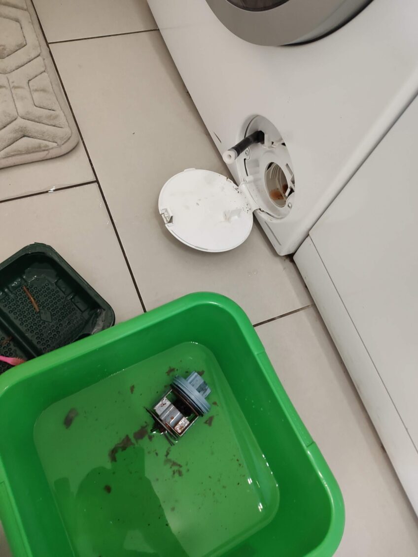 ドラム式洗濯機：排水フィルターの掃除手順